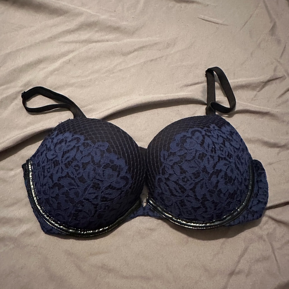 BRAND NEW VICTORIAS SECRET BRA